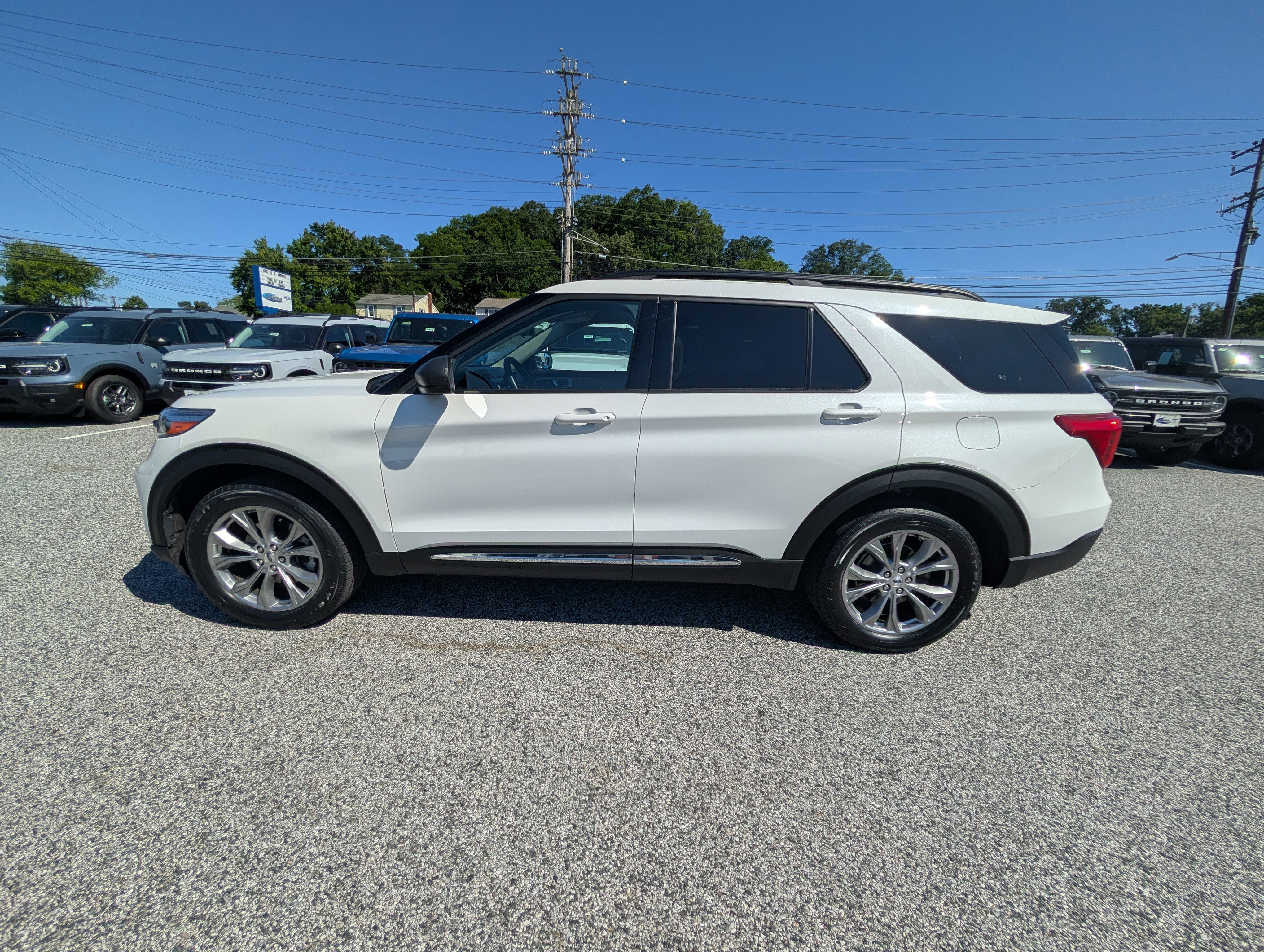 Certified 2021 Ford Explorer XLT w/ Equipment Group 202A AWD/4WD image 3