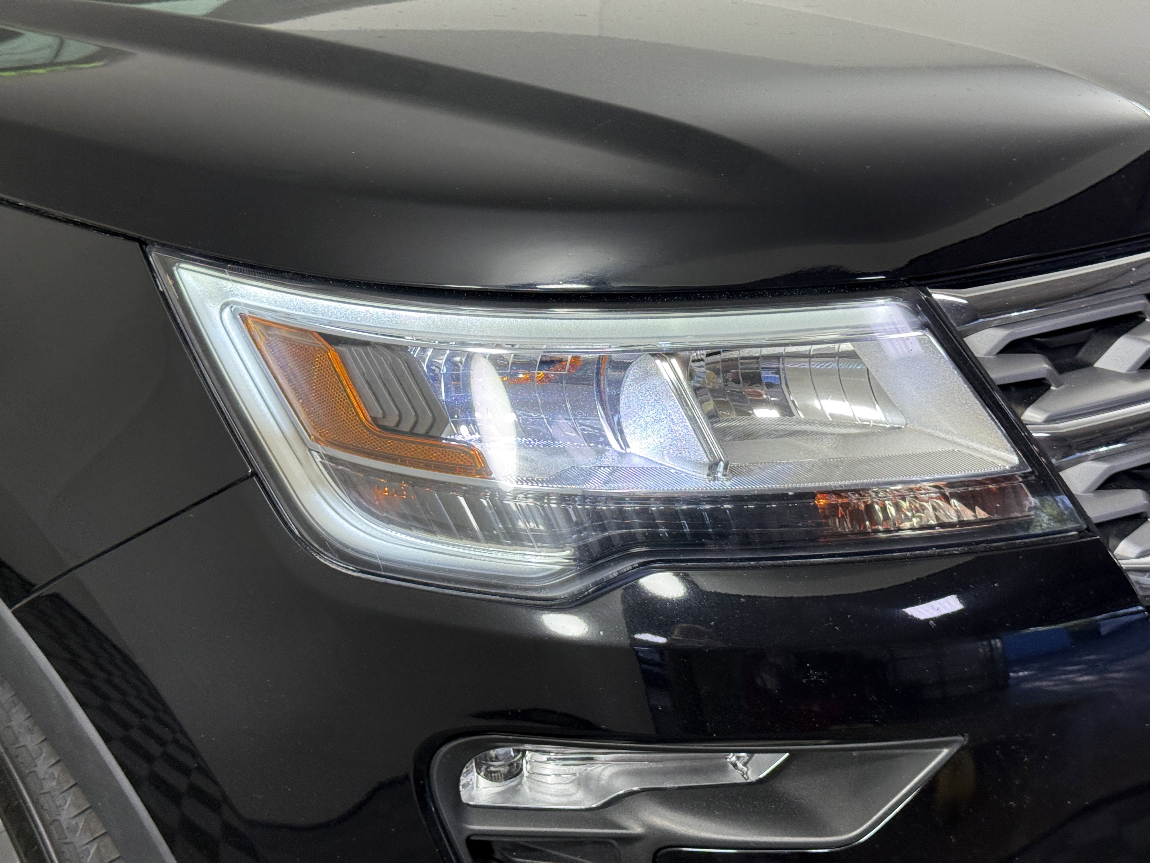 Certified 2019 Ford Explorer Limited w/ Ford Safe & Smart Package image 7