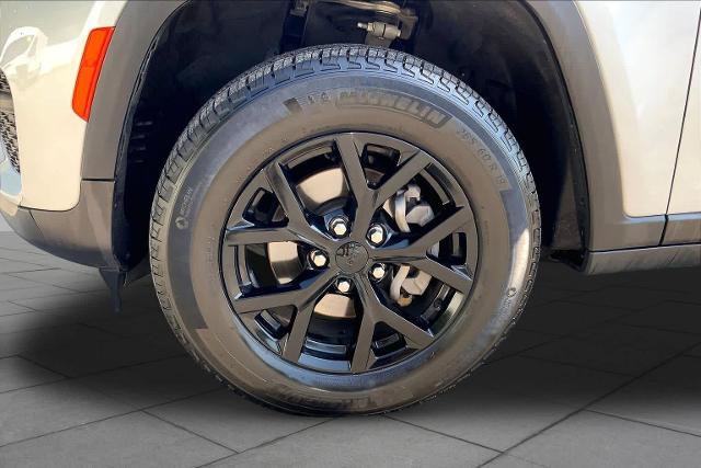 Used 2025 Jeep Grand Cherokee Altitude AWD/4WD image 11