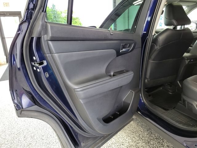 Used 2022 Toyota Highlander XLE AWD/4WD image 21
