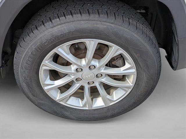 Used 2019 Jeep Cherokee Latitude w/ Cold Weather Group AWD/4WD image 25
