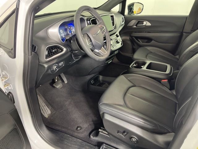 Used 2025 Chrysler Pacifica Select image 12