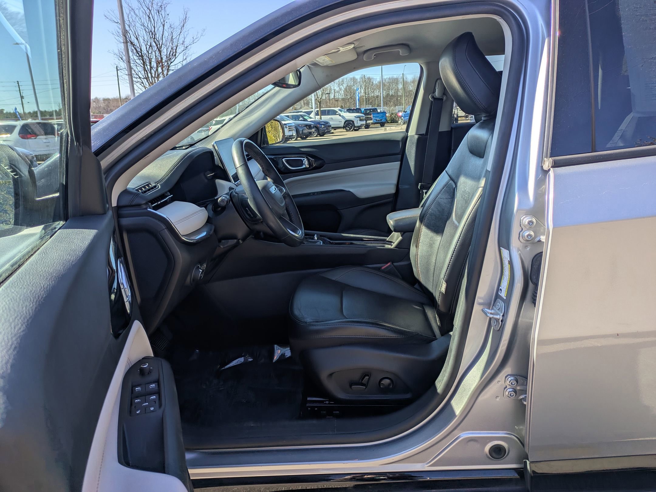 Used 2022 Jeep Compass Limited w/ Elite Group image 15