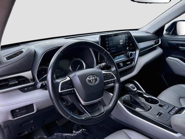 Used 2022 Toyota Highlander XLE FWD image 9