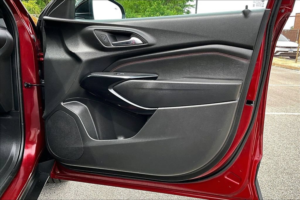 Used 2025 Chevrolet Trax RS w/ Sunroof Package FWD image 23