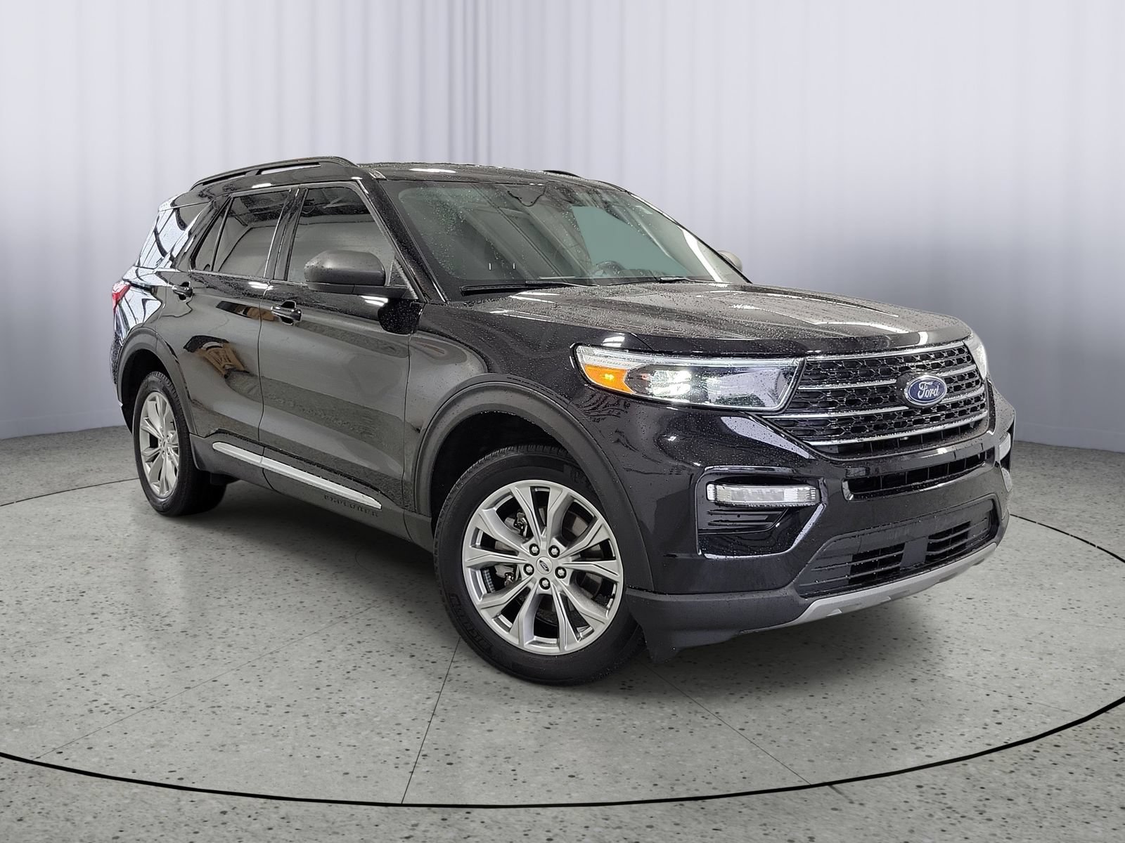 Certified 2024 Ford Explorer XLT w/ Equipment Group 202A AWD/4WD image 1
