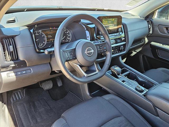 Used 2025 Nissan Pathfinder SV image 10