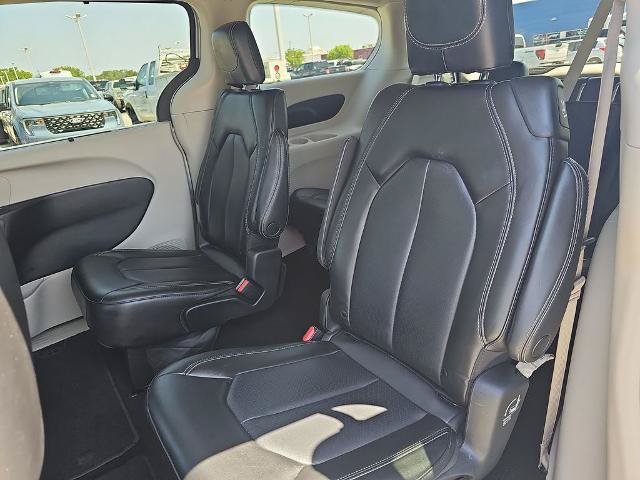 Used 2023 Chrysler Pacifica Touring-L FWD image 14