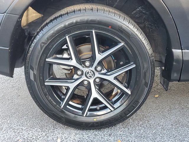 Used 2018 Toyota RAV4 SE image 7