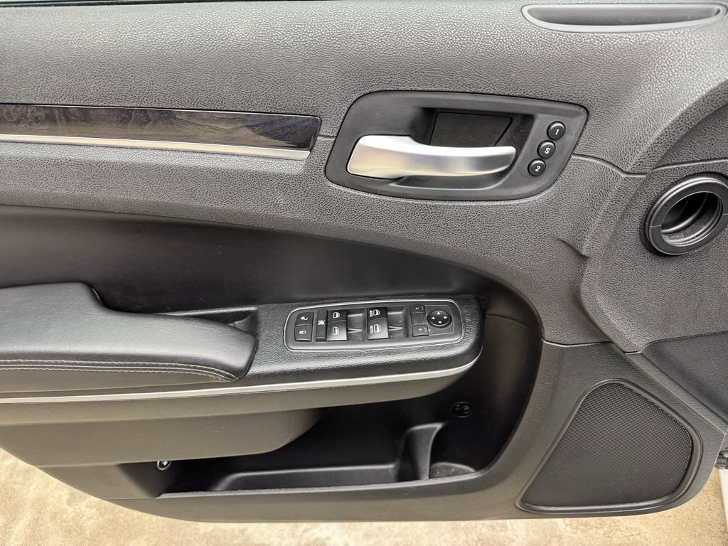 Used 2019 Chrysler 300 Limited RWD image 10