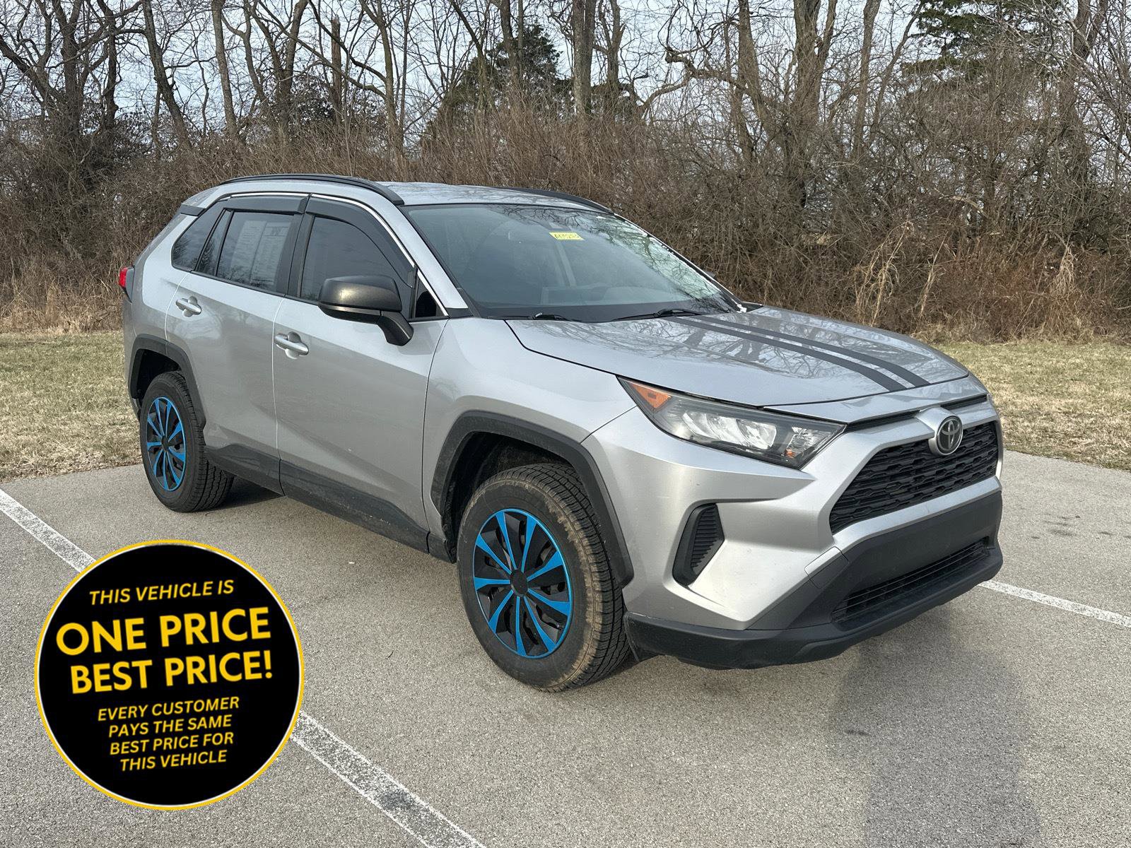 Used 2019 Toyota RAV4 LE image 1