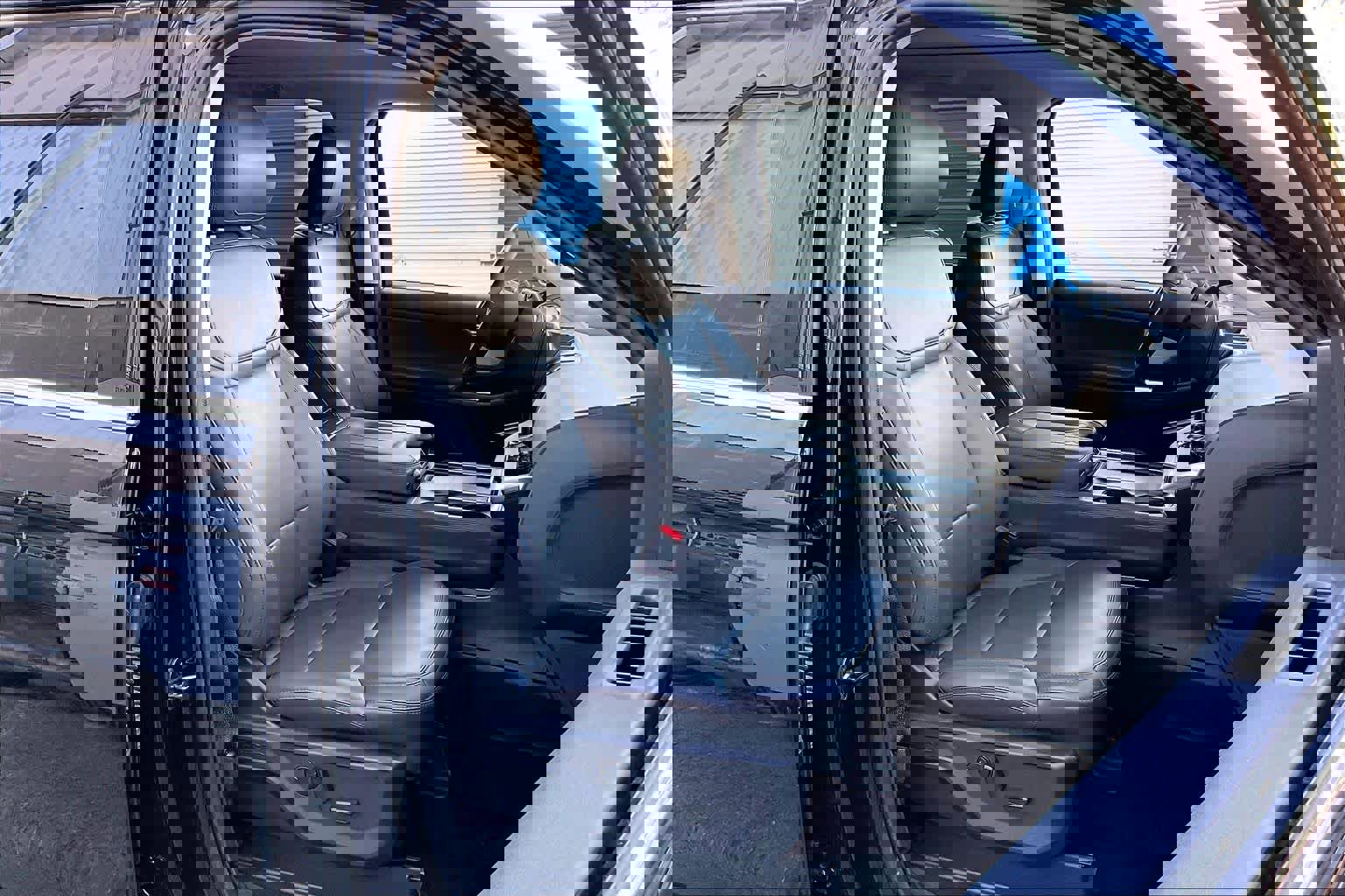 Certified 2025 Ford Expedition Active image 8