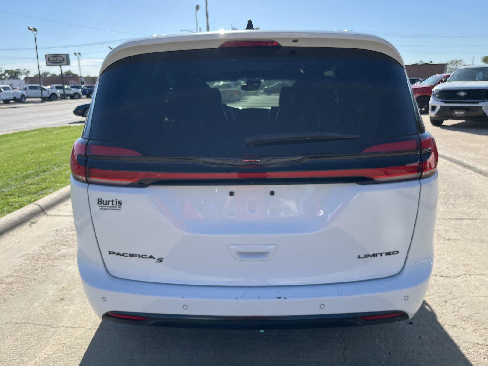 Used 2025 Chrysler Pacifica Limited FWD image 7