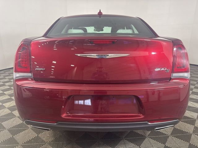 Used 2018 Chrysler 300 S image 4