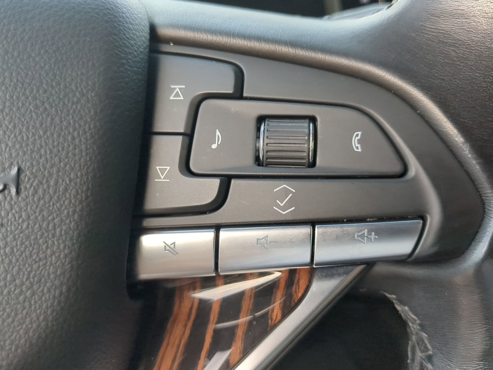 Used 2021 Cadillac Escalade ESV Premium Luxury AWD/4WD image 70