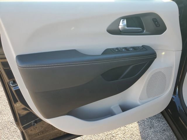 Used 2024 Chrysler Pacifica Touring-L image 19