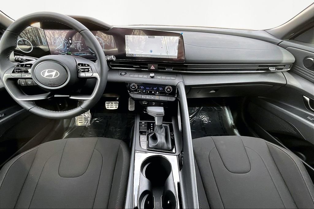 Used 2025 Hyundai Elantra SEL FWD image 15