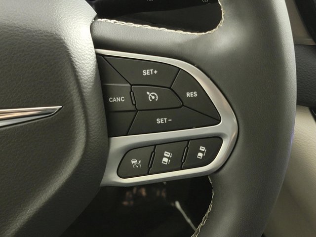 Used 2024 Chrysler Pacifica Touring-L FWD image 27