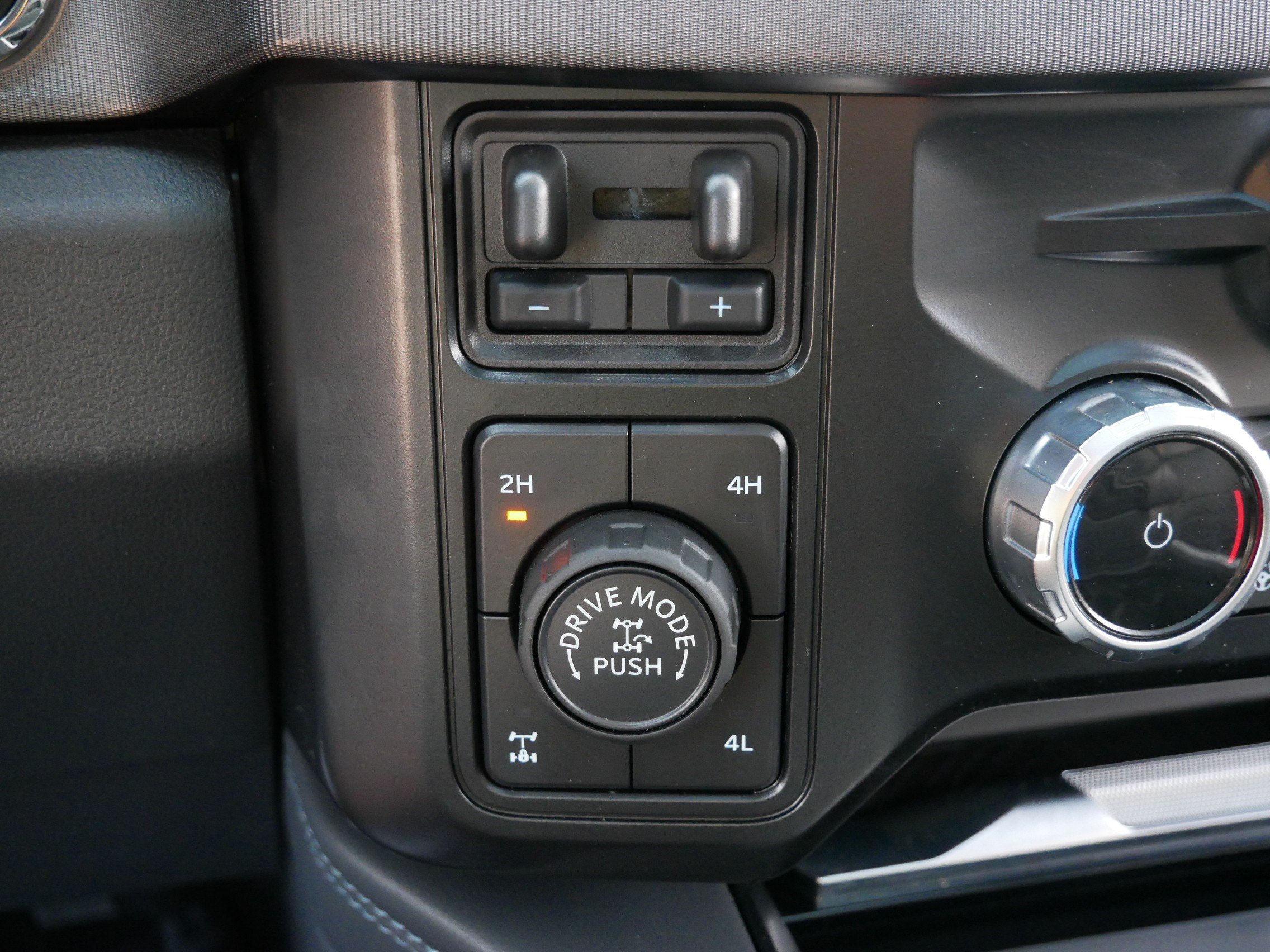 Certified 2025 Ford F350 Platinum w/ Tremor Off-Road Package AWD/4WD image 32