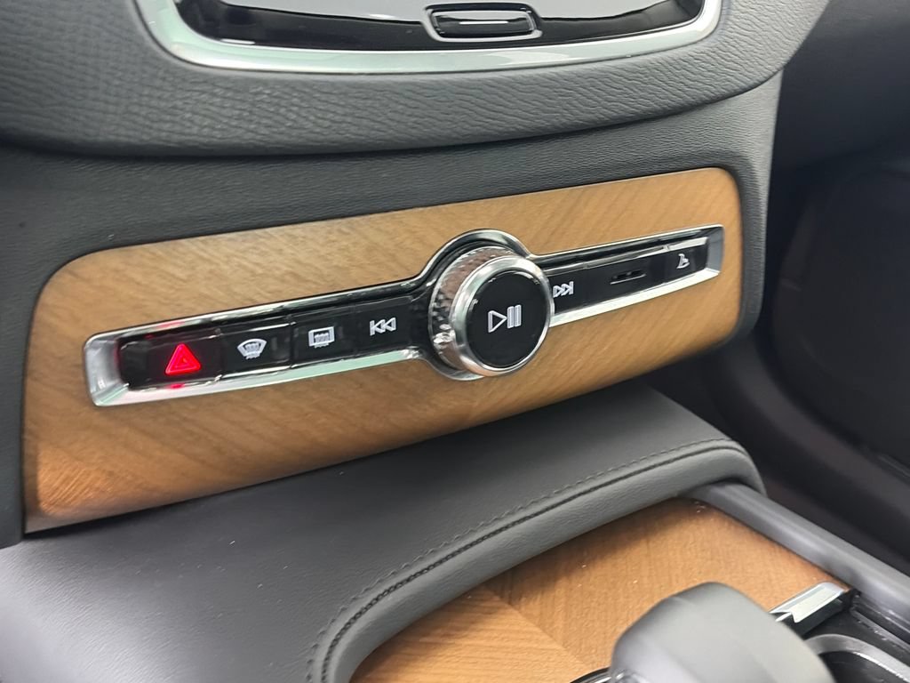 Used 2024 Volvo XC90 B5 Plus AWD/4WD image 21
