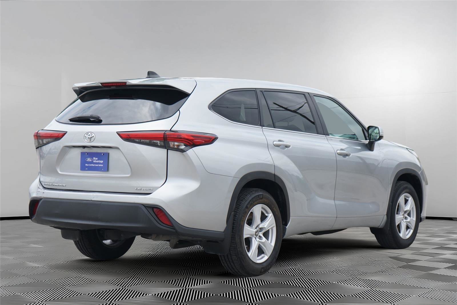 Used 2023 Toyota Highlander LE AWD/4WD image 5