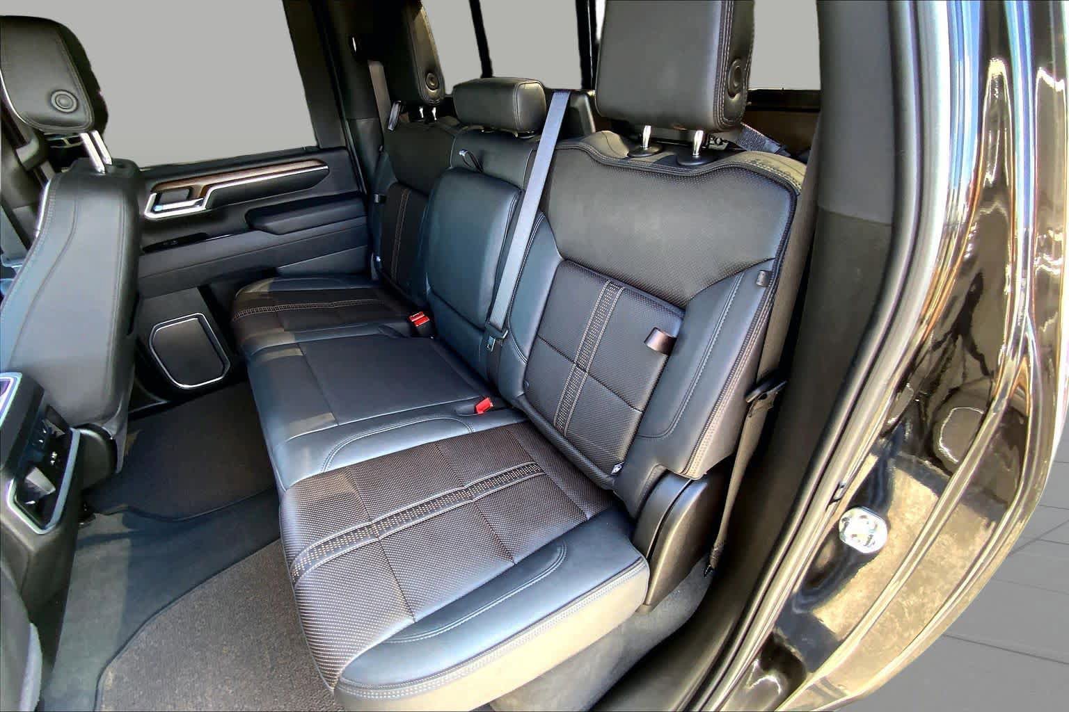Used 2025 Chevrolet Silverado 2500 High Country w/ Midnight Edition AWD/4WD image 19