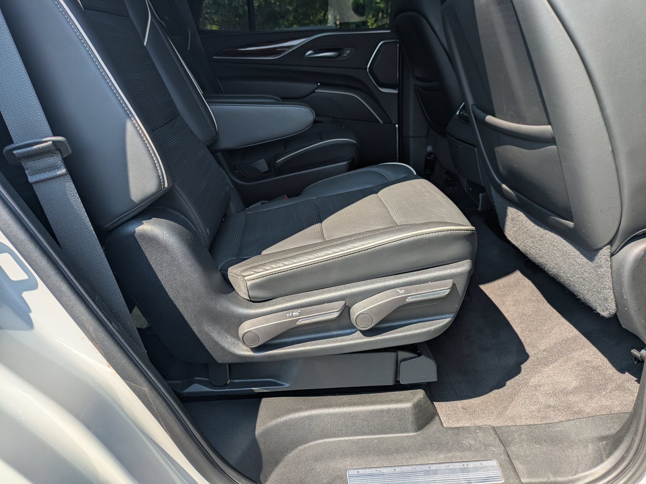 Used 2023 Cadillac Escalade Premium Luxury AWD/4WD image 41