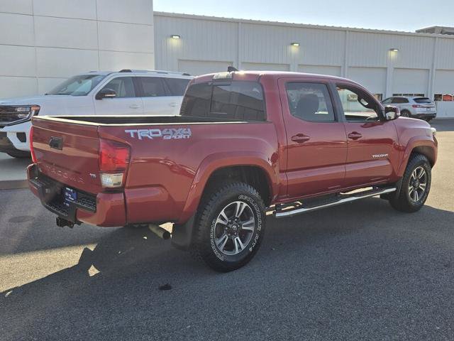 Used 2017 Toyota Tacoma TRD Sport AWD/4WD image 5