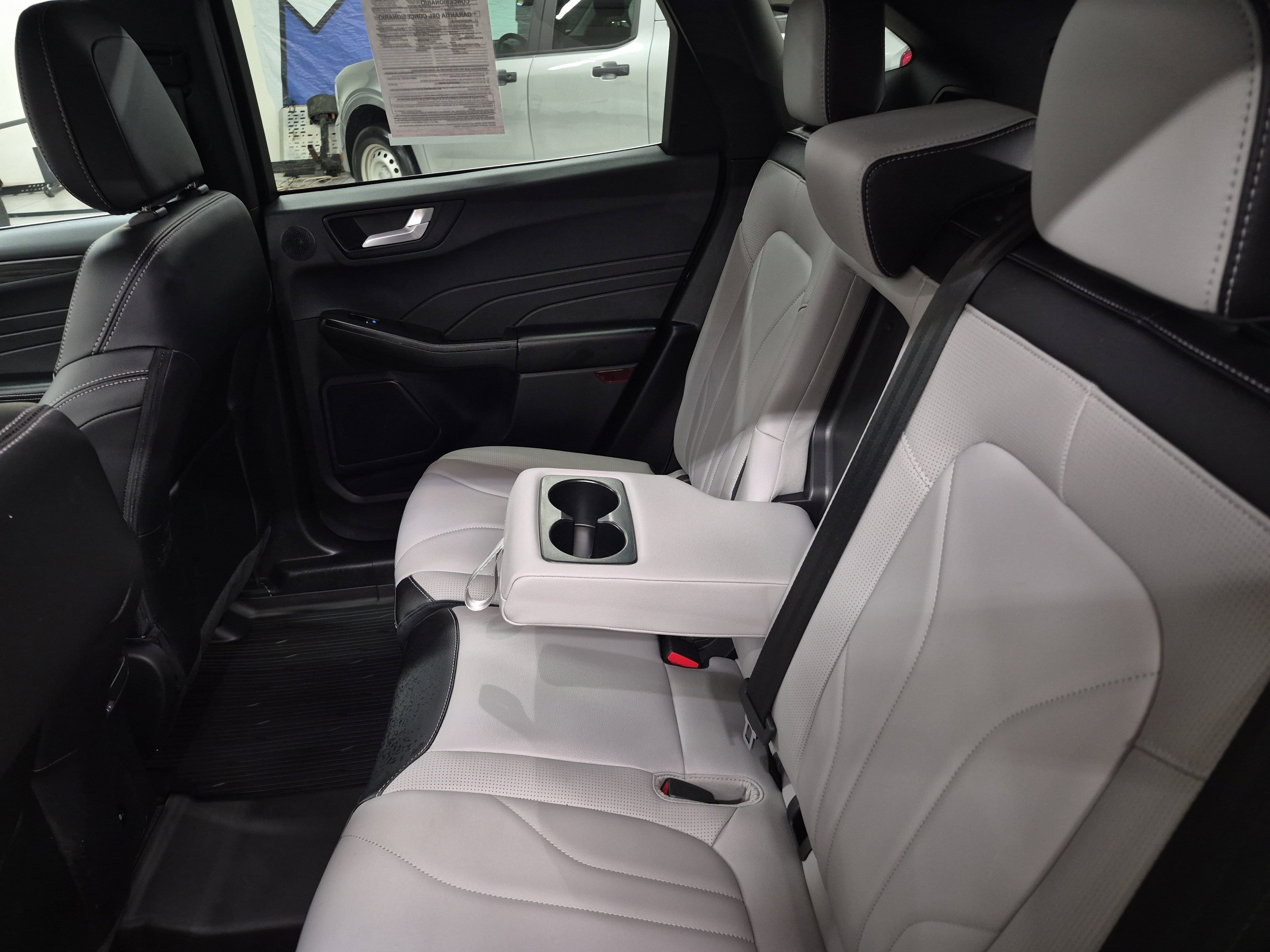 Certified 2025 Ford Escape SE w/ PHEV Premium Package image 16