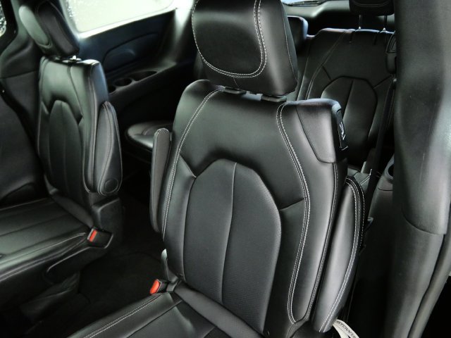Used 2025 Chrysler Pacifica Select FWD image 14