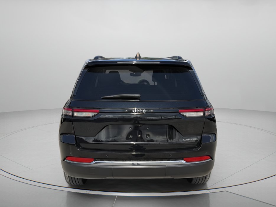 Used 2023 Jeep Grand Cherokee Laredo w/ Luxury Tech Group I RWD image 4