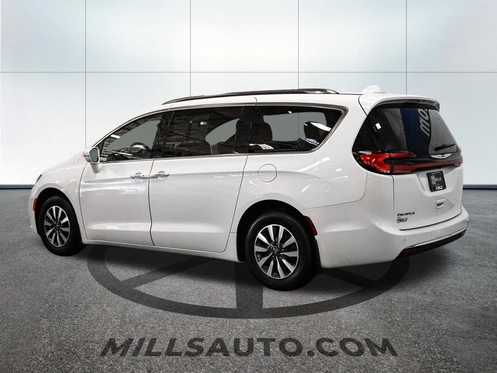 Used 2021 Chrysler Pacifica Touring-L FWD image 4