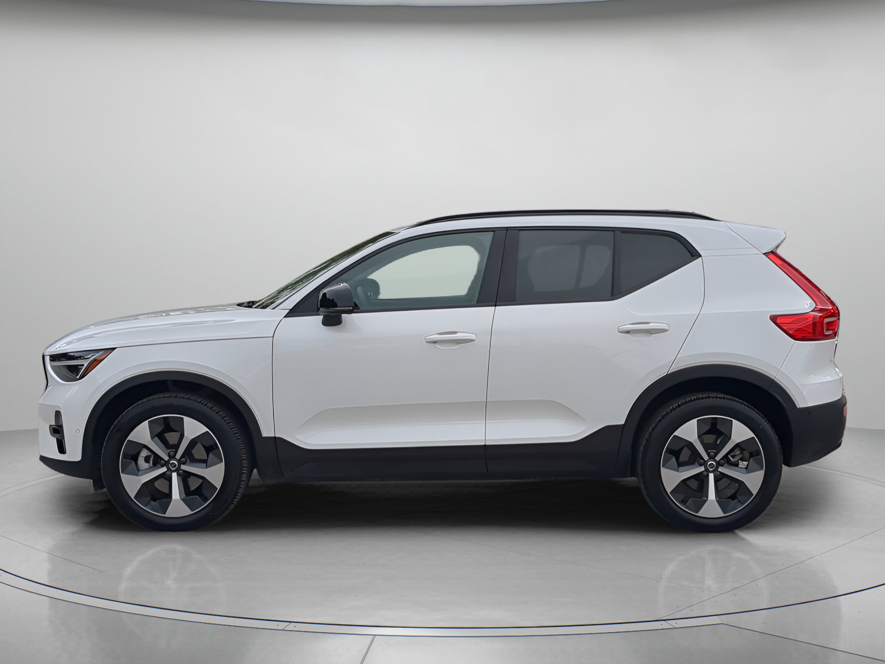 Used 2026 Volvo XC40 B5 Plus AWD/4WD image 43
