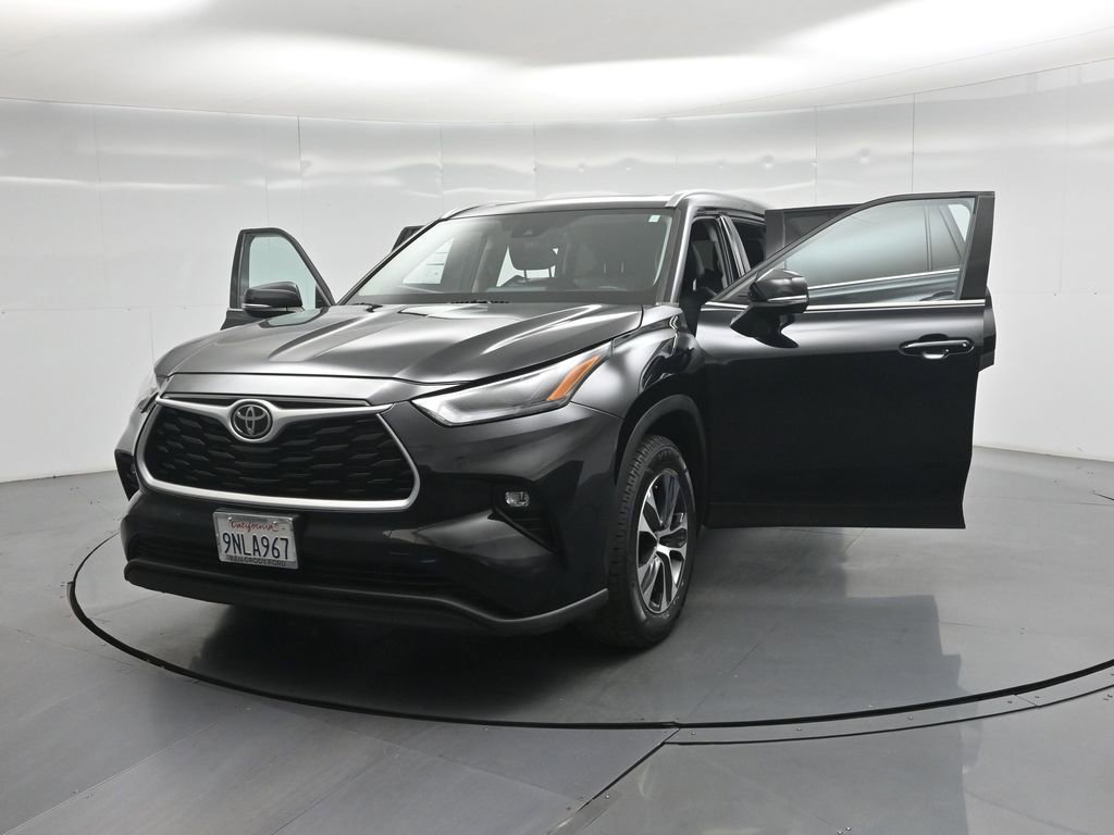 Used 2022 Toyota Highlander XLE FWD image 33