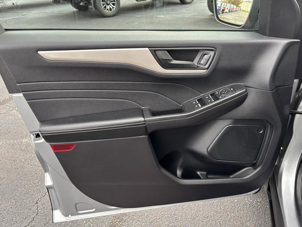 Certified 2022 Ford Escape SE w/ SE Sport Appearance Package image 11