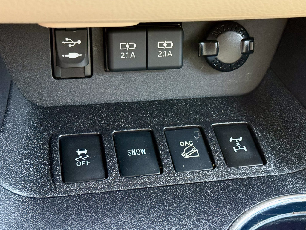 Used 2019 Toyota Highlander XLE AWD/4WD image 42