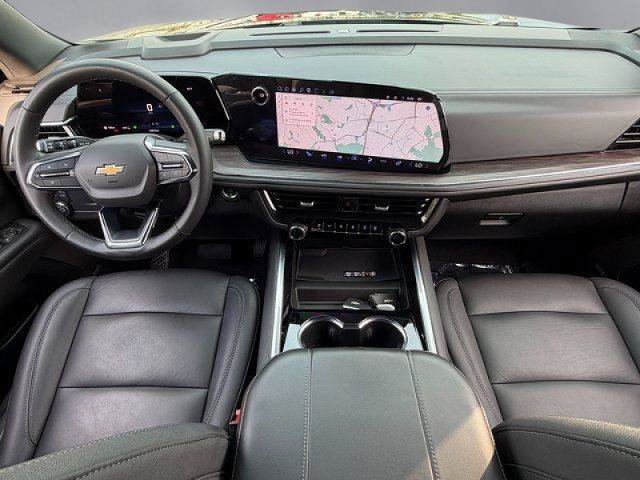 Used 2025 Chevrolet Suburban LT w/ Comfort Package AWD/4WD image 3