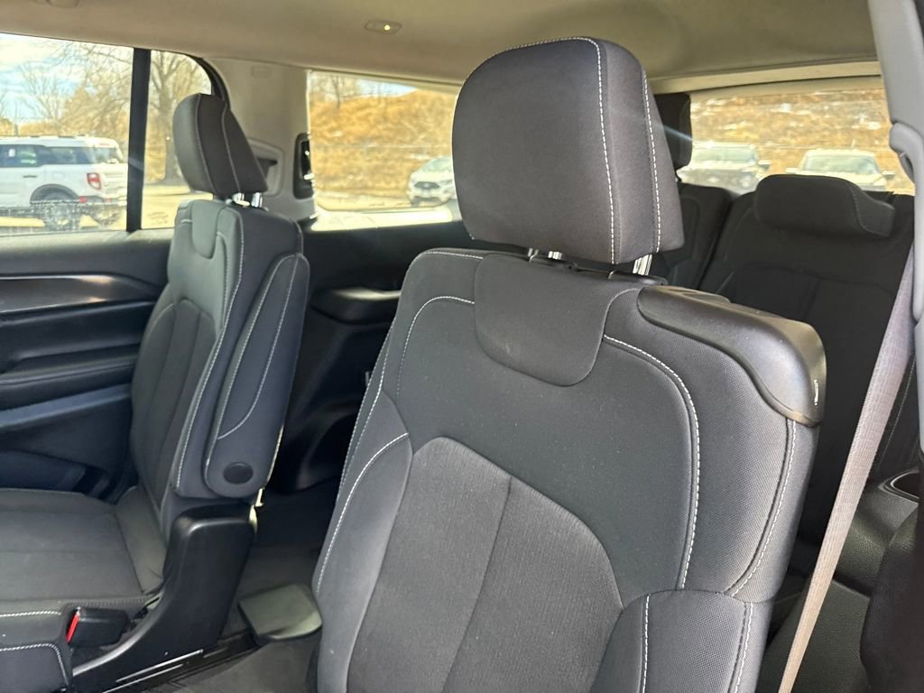 Used 2023 Jeep Grand Cherokee L Laredo image 24