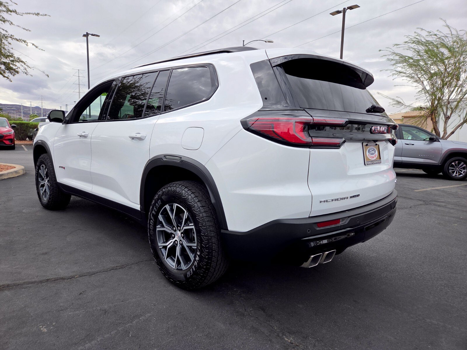 Used 2025 GMC Acadia AT4 w/ Luxury Package AWD/4WD image 4