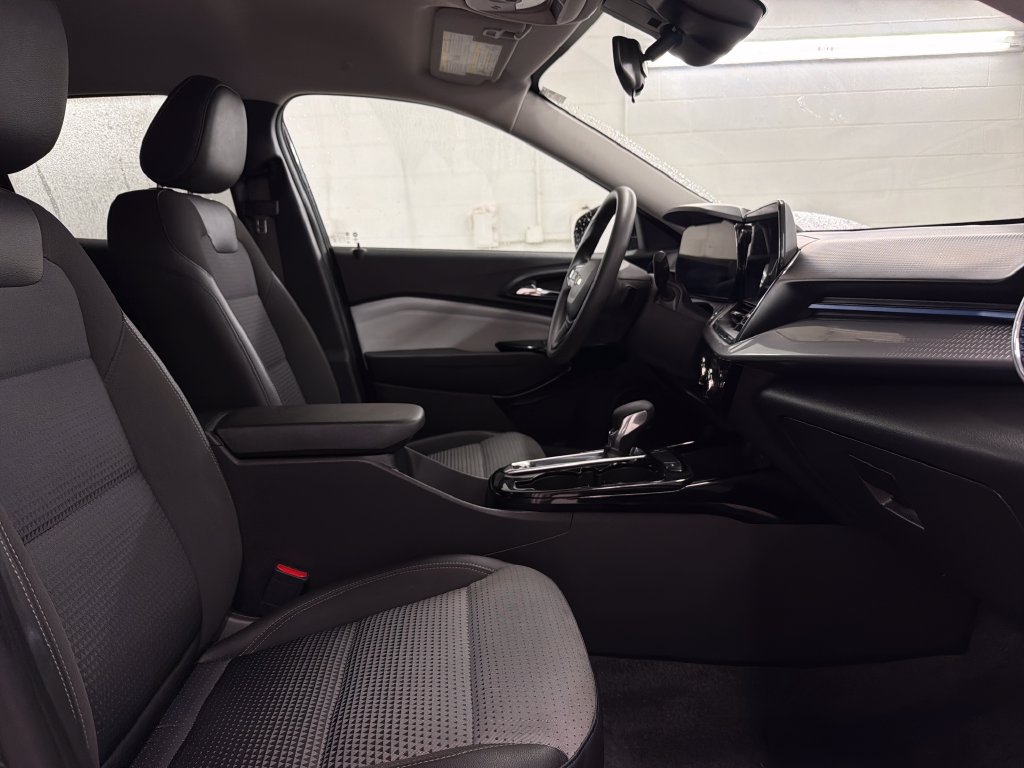 Used 2025 Chevrolet Trax LT FWD image 29