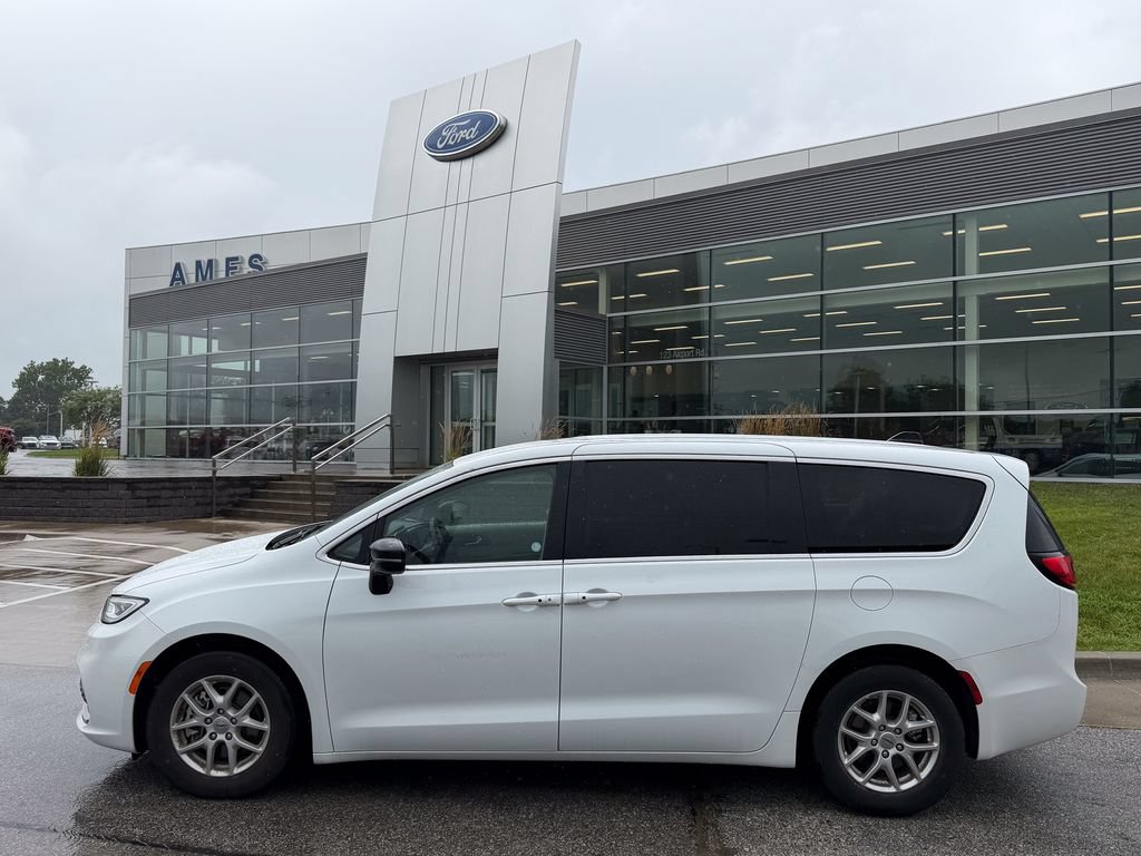 Used 2024 Chrysler Pacifica Touring-L FWD image 3