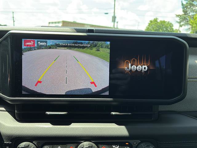 Used 2025 Jeep Wrangler Unlimited Sahara AWD/4WD image 23