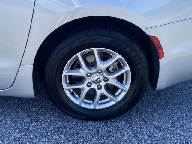 Used 2024 Chrysler Pacifica Touring-L FWD image 9