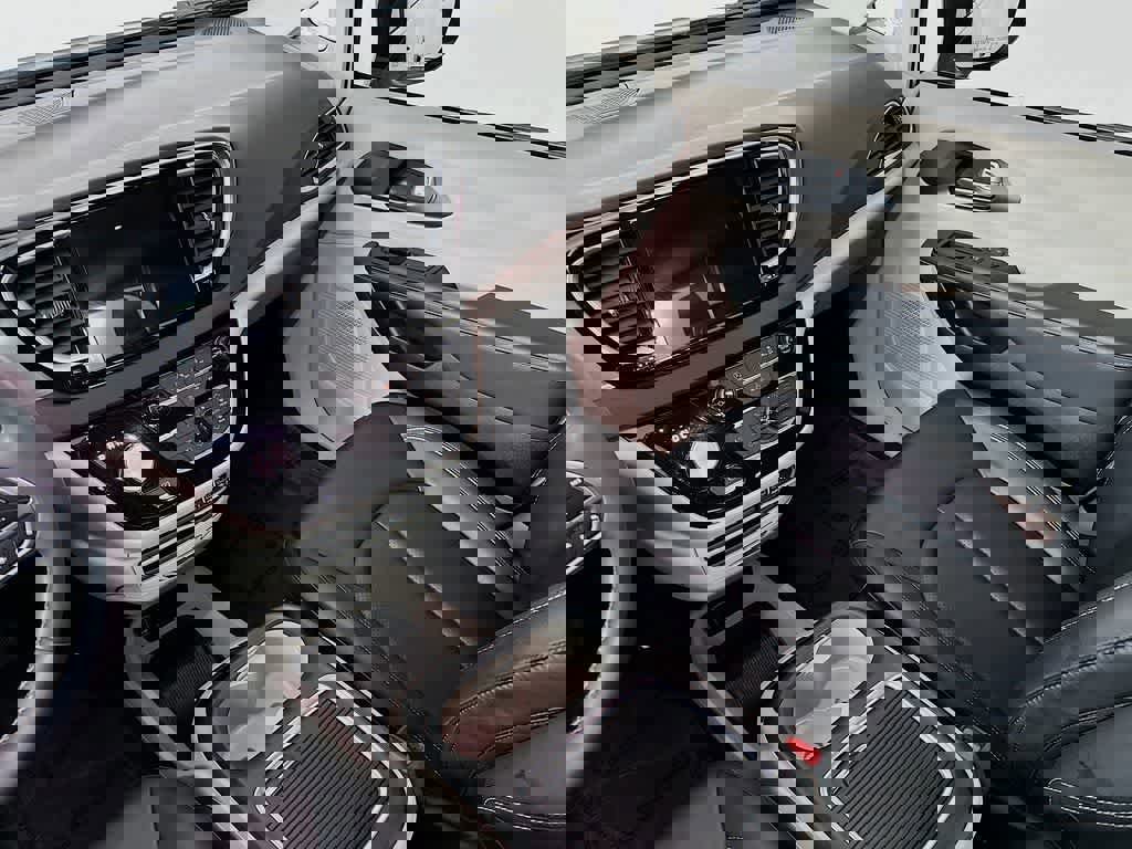 Used 2024 Chrysler Pacifica Touring-L image 14