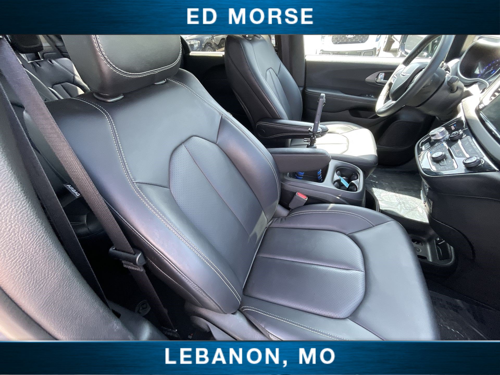 Used 2025 Chrysler Pacifica Select FWD image 25
