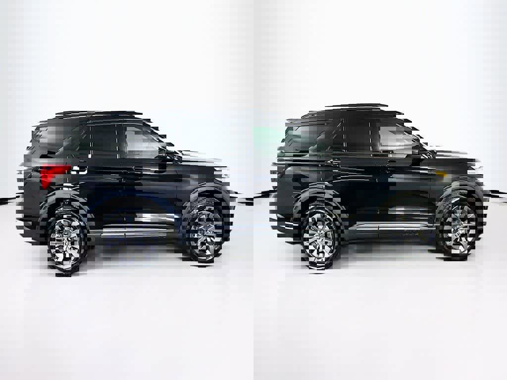 Certified 2022 Ford Explorer XLT w/ Equipment Group 202A image 6