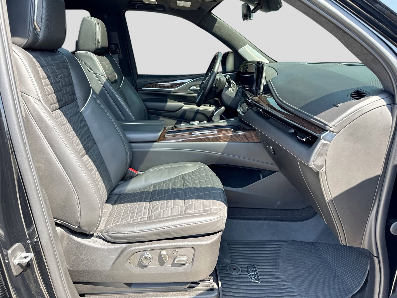 Used 2023 Cadillac Escalade Sport Platinum w/ LPO, ONYX Package AWD/4WD image 29