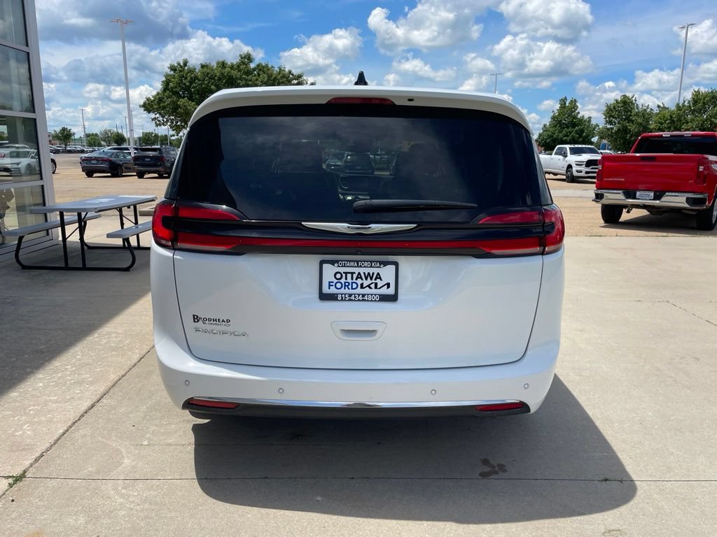 Used 2024 Chrysler Pacifica Touring-L FWD image 6
