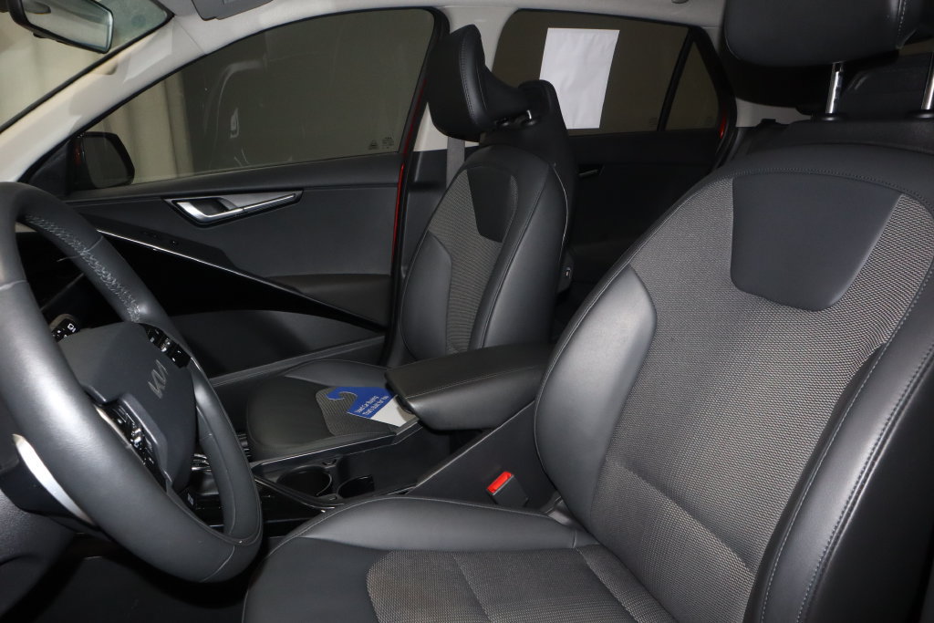 Used 2023 Kia Niro EX Touring FWD image 20