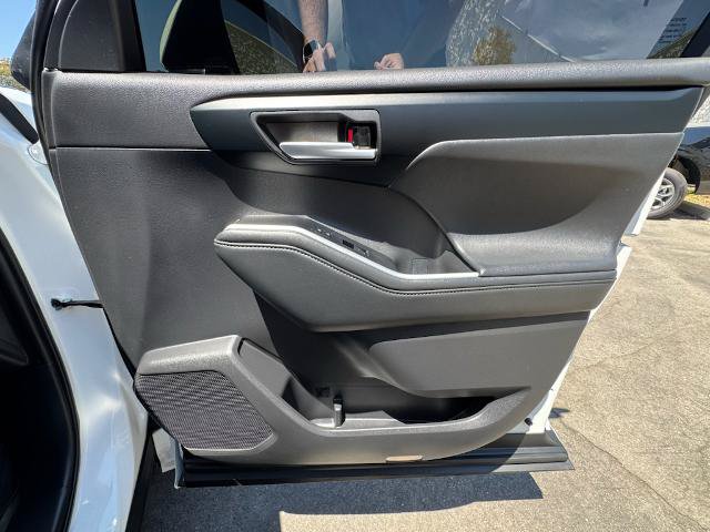 Used 2025 Toyota Highlander XLE FWD image 31